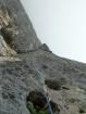 Po ľahkej nástupovej dĺžke cesta začína hneď zhurta alpinistickou prvou dĺžkou, v ktorej som sa na OS riadne vybál - fotil J. Krištoffy