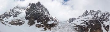 Nad prvým ľadovcovým zlomom sa nám začína ukazovať panoráma kopcov okolo ľadovca Chalaadi (vľavo masív Chatyn Tau, vpravo štíty hrebeňa Dolrakori)