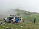 Nasledujúce ráno nás Rasťo spolu so svojou expedičnou rodinkou vyváža až k pastierskym usadlostiam pod severnou stenou Damavandu do výšky asi 3000 m