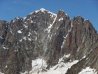 Detail na Aiguille Verte, kde Whymperovým kuloárom práve padla nejaká skalná lavínka