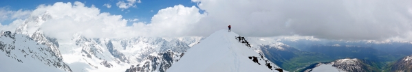 Vrcholový hrebeň Koruldi Peak - ľadovce a steny v kontraste so zelenými údoliami