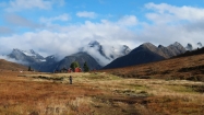 Posnežené štíty sa z oblakov vynárajú ako fatamorgána a dotvárajú panorámu majestátnej nórskej prírody