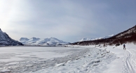 Na záver túry nás čaká ešte pár kilometrov paličkovania popri zamrznutom fjorde naspäť ku autu
