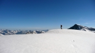Vrchola sa pre dnešok vzdávame a ťapkáme kúsok doprava na snehovú plošinu na spodnom konci hrebeňa Eselsgrat, odkiaľ máme pekné výhľady na celú dolinu Val Roseg (fotil J. Švihálek)