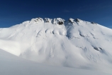 Na okolitých kopcoch vidieť popri popadaných lavínach s bodových odtrhom aj čerstvé doskové lavíny, takže aj dnes musíme byť opatrní