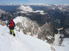 Jirko pri lyžovaní nižšie na hrebeni, pod ktorým hrebeň prechádza do strmého úzkeho žliabku ústiaceho do kuloára Vallencant