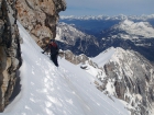 Na naše ešte väčšie prekvapenie sa nám krátkym traverzom ponad severnú stenu následne darí nájsť kontinuálnu snehovú líniu až na vrchol Cima di Mezzo (fotil J. Švihálek)