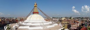 Doobedu pred odletom z Kathmandu ešte stíhame navštíviť Boudhanath, ktorý patrí k najväčším budhistickým stupam na svete