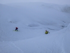 Firn v strmej hornej časti nestihol cez mraky odmäknúť, takže napriek relatívne ľahkému terénu a nízkej expozícii lyžujeme opatrne (fotil Tibor) 