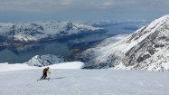 Parádna jazda pokračuje až dole ku Sorfjorden, kde sa hneď po lyžovačke prezliekame do cestovného a vyrážame na ďaleký juh (fotil Rišo)