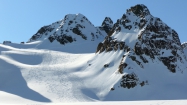Popularitu tejto lokality Lyngenu potvrdzuje aj spleť vlnoviek na ľadovci
