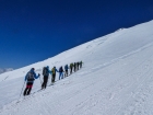 Ratrak nás vyváža pod spodné Pastuchové skaly, odkiaľ ťapkáme v osvedčenej vláčikovej formácii pár sto výškových metrov až do úrovne Mont Blancu