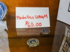 Na Slovensku som na takýto odznak musel drieť 4 roky a zaplatiť za vzdelanie 13000 Eur, tu si rovnaký odznak môžem kúpiť v obchode za 15 Euro ako suvenír...