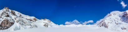 Na Ortsveri (vľavo) je už neskoro, preto mierime do zadnej časti ľadovca na vybielený východný svah Elektrozink (na fotke v pozadí v strede, vpravo Kazbek)