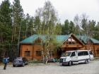 Po štyroch hodinách jazdy zakotvujeme v turistickej dedinke Čeget v hornej časti Baksanskej doliny, kde sa na pár dní stáva našim domovom drevený hotel Skazka