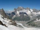 Výhľady z lanovky sú naozaj famózne, tých alpinistých 14 Eur navyše určite stojí za to (na fotke vidieť dolinu Vallé Blanche a masív Aiguille Verte)