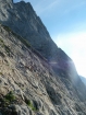 Horské kozy na nepríjemnom nástupovom skalno-trávnatom prahu, nad ktorým sa vypína 500-metrová vápencová stena Reissend Nollen