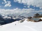 Dole okolo železnice je snehu dosť (na rozdiel od vrcholovej časti Eigeru), takže napriek tomu, že máme kúpené spiatočné lístky na vláčik, pokračujeme na lyžiach, kam až pustí...