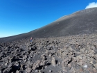 Po erupcii zo začiatku roka je pôvodný trekový chodník z južnej strany zavalený a výstup vedie nepríjemnou krehkou sopečnou suťou a štrkom