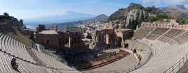 Taormina je známa antickým divadlom s krásnym výhľadom na Etnu v pozadí