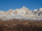 Pohľad na Demirkazik - druhý najvyšší vrchol pohoria, ktorý chceme skúsiť navštíviť a zlyžovať nasledujúci deň