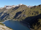 Lago di Fedaia a pocukrovaný vrcholček masívu Selly