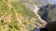 Vrtuľník nás behom pár minút zváža zo základného tábora o 3800 výškových metrov nižšie až do mestečka Beni