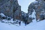 Vstupnou bránou do doliny Narpuz je úzky kaňon obklopený peknými vápencovými stenami (fotil Robo)