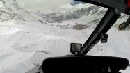 Vrtuľníkom letíme ponad zasnežený ľadovec Chhonbardan, ktorým sme pred mesiacom trekovali do základného tábora