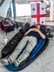 Na letisku v Tbilisi si nadránom ustielam na zemi a v obľúbenej drakulovskej polohe odpočívam v pokoji pár hodín, kým nám otvoria check-in (fotil Robo)