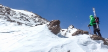 Na lyžiach nás kuloár púšťa až do cca 5300 m po kľúčové miesto výstupu (a následne aj zjazdu), ktorým je vyfúkané rebro prepájajúce vrcholovú časť steny s centrálnym kuloárom