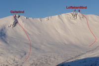 Východné svahy Galtatindu a Loftskartindu so zakreslenými zjazdmi (fotené počas výstupu na Kirketaket - t.j. stav snehovej pokrývky ešte pred besniacim vetrom)