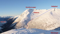 JV chrbát Galtatindu a horná časť koryta potoka prameniaceho v Galtabotn (prevýšenie z vrcholu na koniec potoka pri streľnici Skytterbana cca 1000 m, pohľad zo Steinbergetu počas januárového výstupu na Kirketaket)