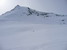 Pohľad zdola na zlyžované SV rebro Blanebby (prevýšenie zo SZ vrcholu 600 m, sklon 35-45°, horná časť 50-55° na 30 m)