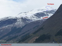 SZ svahy Torvloysy pri pohľade z Linge (bodkovane je naznačená trasa výstupu, plnou čiarou následný zjazd SZ muldou)