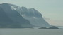 V opare na druhej strane prielivu Julsundet sa z mora do výšky 700 m vynárajú hory ostrova Otroya