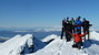 Po chvíli prichádzajú na vrchol Sandfjelletu aj ostatní členovia našej početnej skupinky, takže si môžeme dať grupensummitfoto (zľava Michal, Berry, Peťan, Robert, Ranveig, dole troll M)