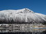 Zrkadlový Isfjorden, dedinka Hen a kopec Snortungen po zlyžovaní južného kuloáru