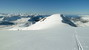 Zo Sandtindu razím trblietavým sniežikom osamelú stopu na vrchol Sprovstindu vychutnávajúc si krásne výhľady navôkol