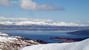 Zoom smerom na Moldefjorden, na ktorého druhej strane sa črtá mesto Molde
