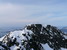 Rozmery severného vrcholu sú mohutnejšie, než sa zdalo na prvý pohľad (šípka naznačuje tých pár pixelov, ktoré zobrazujú moju maličkosť) - fotil M. Kubíček