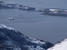 Ešte zoom na loďku Hurtigruten v Midfjorde...