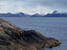 Zo zvedavosti sa bežím pozrieť až dole k moru na najzápadnejší cíp Julneset, z ktorého pekne vidieť celý Moldefjord i zasnežené kopce Romsdalu (v pozadí)