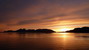 Tmavá silueta kopcov ostrova Otroya, pokojná hladina Moldefjordu a obloha sfarbená svetlom zapadajúceho slnka predstavujú nádhernú bodku za dnešným skvelým výletom.