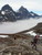Prvá polhodinka šlapania sa nesie v znamení trekingu ponad zamračenú Trollstigen (v pozadí vľavo kopec Bispen, vpravo Kongen) - fotil M. Kubíček