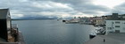 Eugenov byt je situovaný priamo nad morom neďaleko prístavu, a tak môžem po večeroch z balkóna sledovať v priamom prenose turistické ozruty plávajúce Moldefjordom.