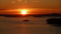 Slnko zapadá za horizont Atlantiku asi pol hodinu pred polnocou (v popredí ostrov Aukra, na ktorý práve pláva dnešný posledný trajekt)