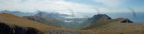 Panoráma západnej časti ostrova Otroya (v strede vidieť dolinu Vagsdalen, vpravo Rorsethornet), poznámka pre zvedavých: tie nepekné tmavé bumerangy na fotke sú výsledkom pádu foťáka z vrcholovej pyramídky Rorsethornetu
