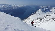 Lyžovačka z vrcholu s fjordom pod nosom