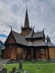 Lom je vstupnou bránou do Jotunheimu a za svoju popularitu vďačí aj tomuto peknému drevenému kostolíku